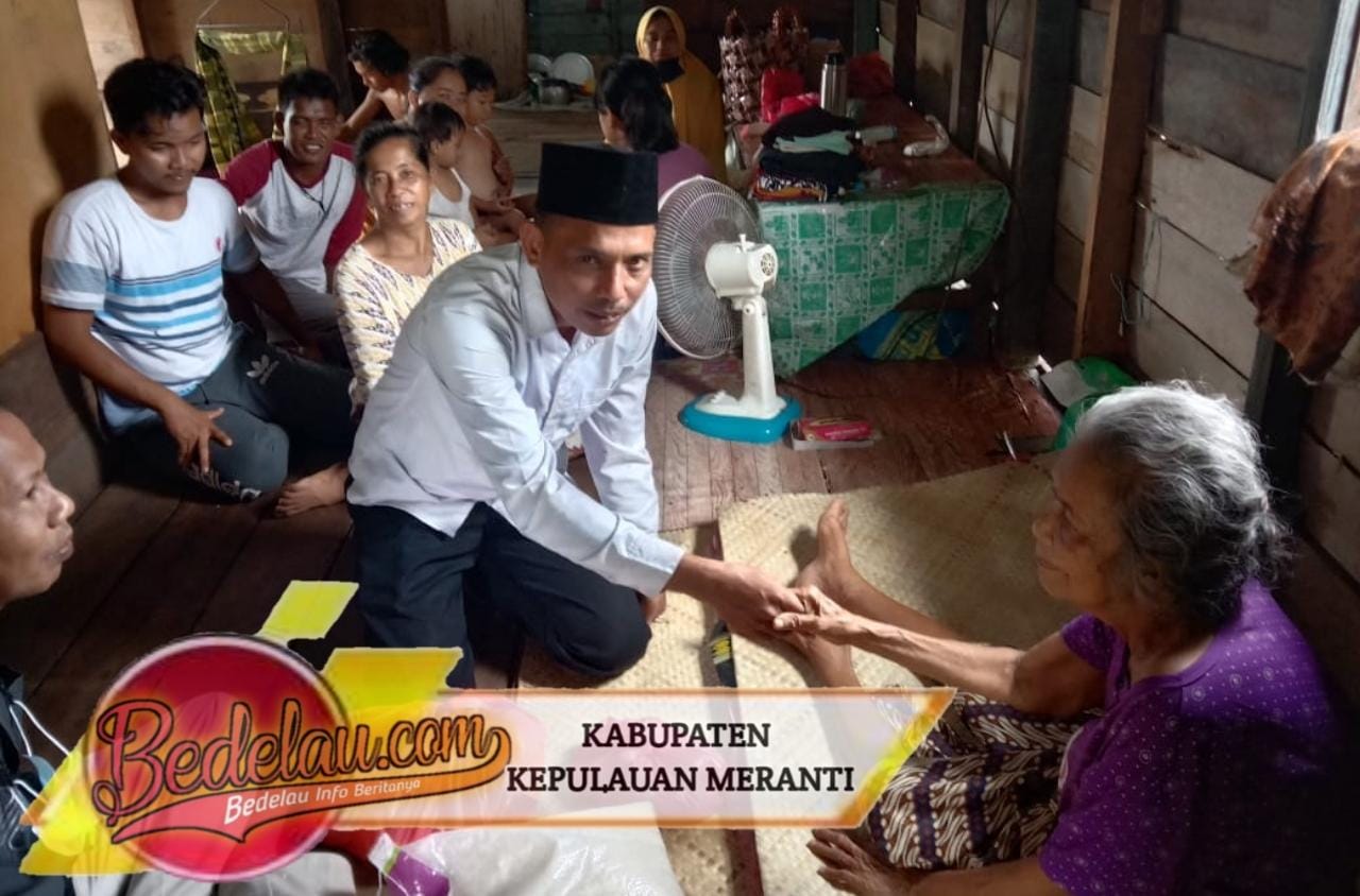 Rutinitas Jum'at Barokah, Kali ini Tim Sahabat H. Asmar Bantu Lansia Penderita Stroke