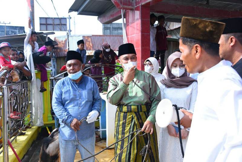 Wabup Bagus Santoso Serahkan Sapi Qurban di Masjid Raya Parit Bangkung