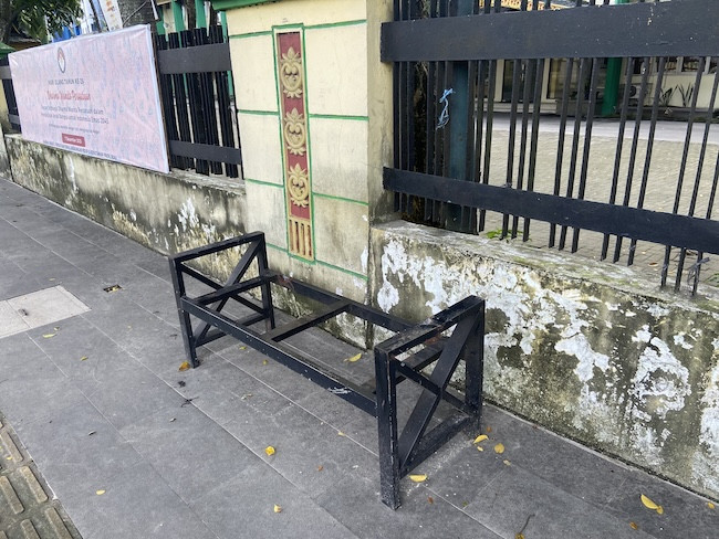 Rayap Besi Kembali Beraksi, Kursi Depan Kantor Dishub Riau Tinggal Rangka