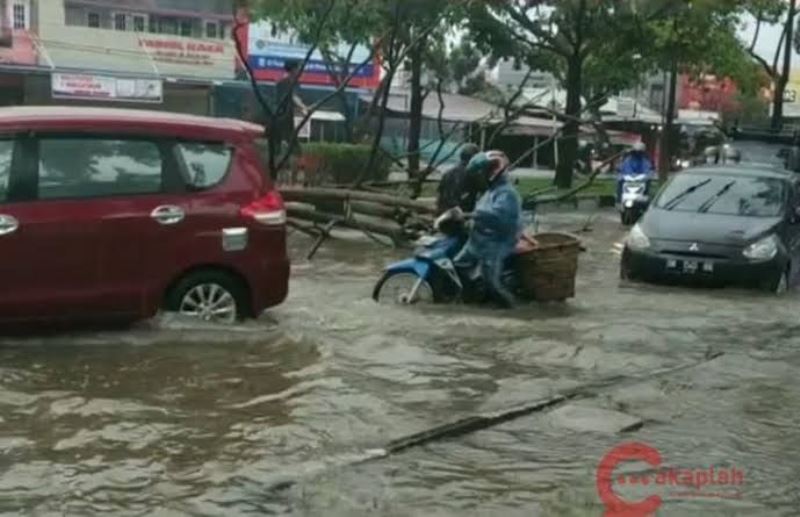 Drainase di Depan Ruko Sulitkan Dinas PUPR Tangani Banjir Pekanbaru