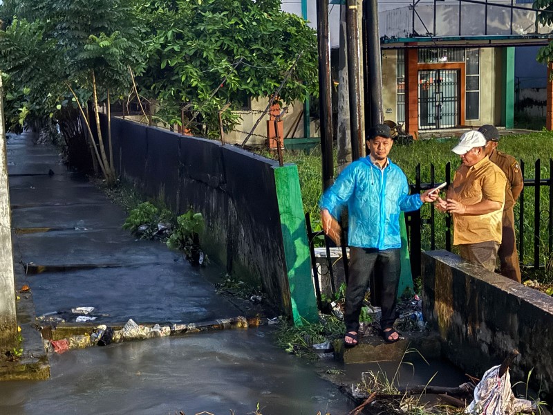 Di Tengah Hujan Deras, Wali Kota Pekanbaru Tinjau Langsung Banjir Pasar Pagi Arengka