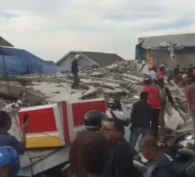 Gedung Alfamart Ambruk, Belasan Orang Terjebak Reruntuhan