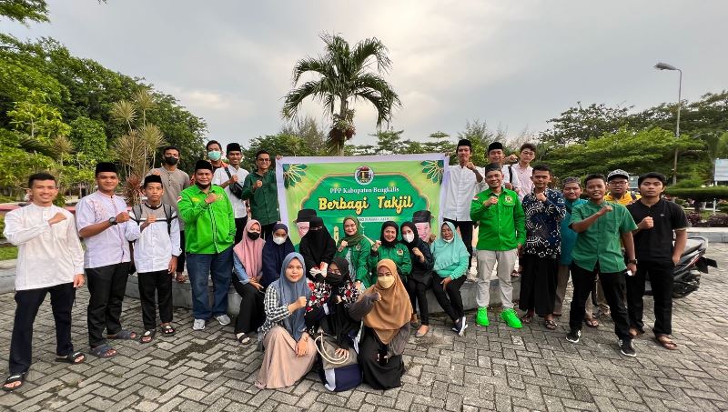 Warga Senang Dapat Takjil dari DPC PPP Bengkalis Jelang Berbuka Puasa