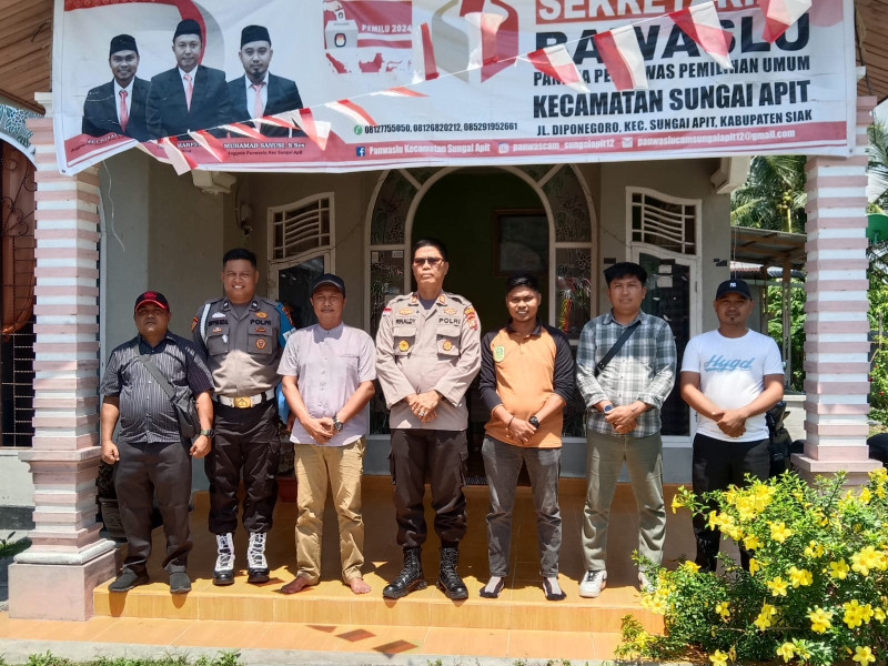 Kapolsek dan Ketua DPC PWRI Kabupaten Siak Mempererat Silaturahmi Dengan Panwaslu Sungai Apit