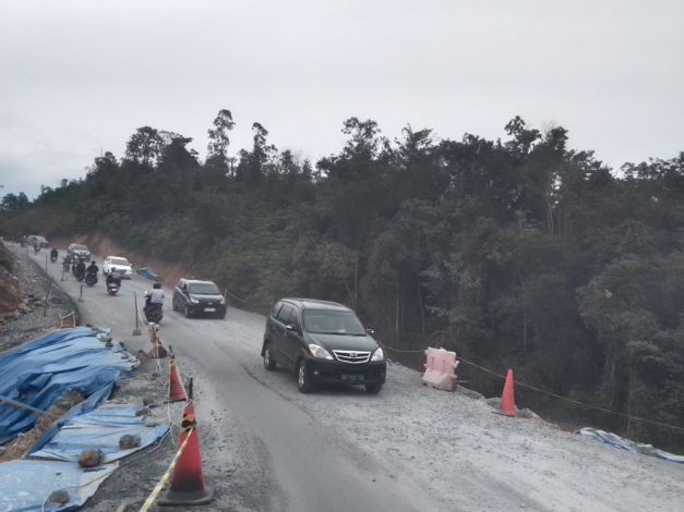 Jalan Riau-Sumbar KM 106 Masih Diperbaiki, Lalu Lintas Buka Tutup