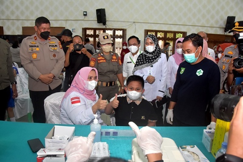 Bupati Kasmarni Dampingi Putra Bungsunya Vaksinasi Massal Presisi