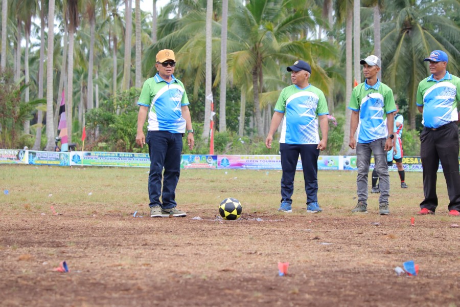 Bupati Kepulauan Meranti Resmi Buka Turnamen Sepak Bola Tanjung Bakau Cup III