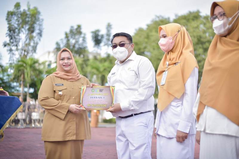Bupati Bengkalis Serahkan Penghargaan kepada Tenaga Nakes Teladan