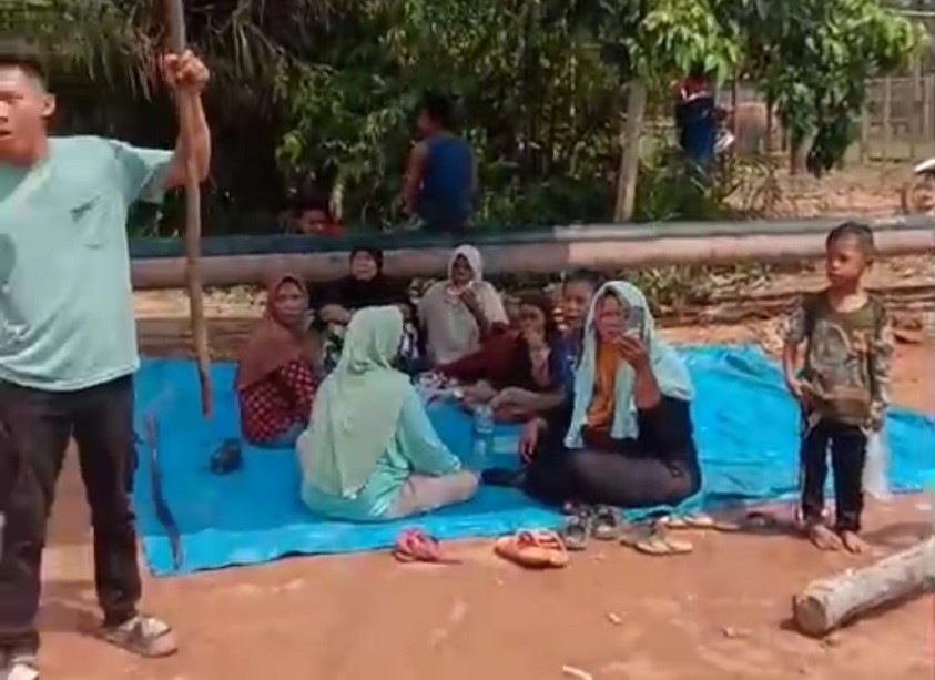 Terdampak Banjir Akibat Operasional PHR, Warga Rohil Bikin Tenda di Tengah Jalan