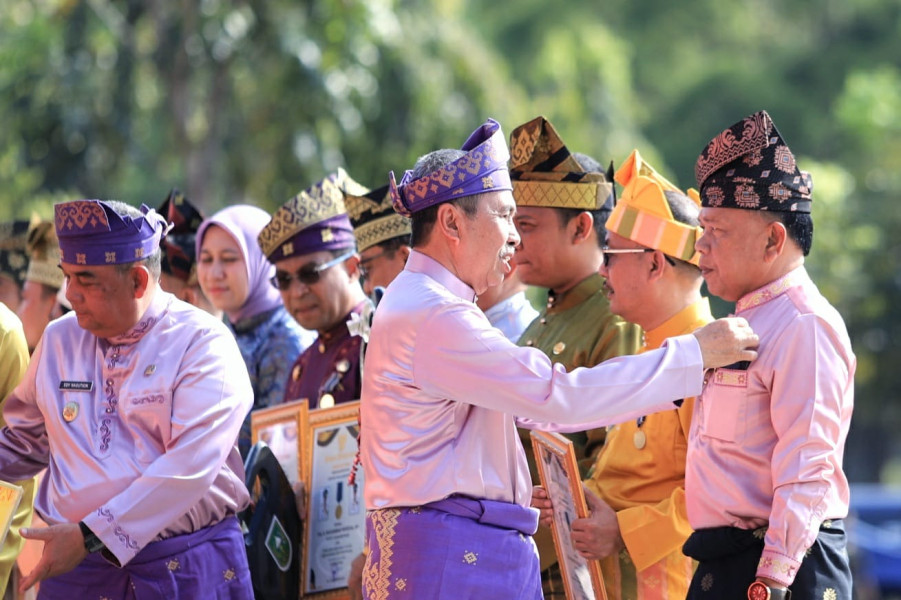 Plt Bupati Asmar Terima Lencana Wira Bangun Desa