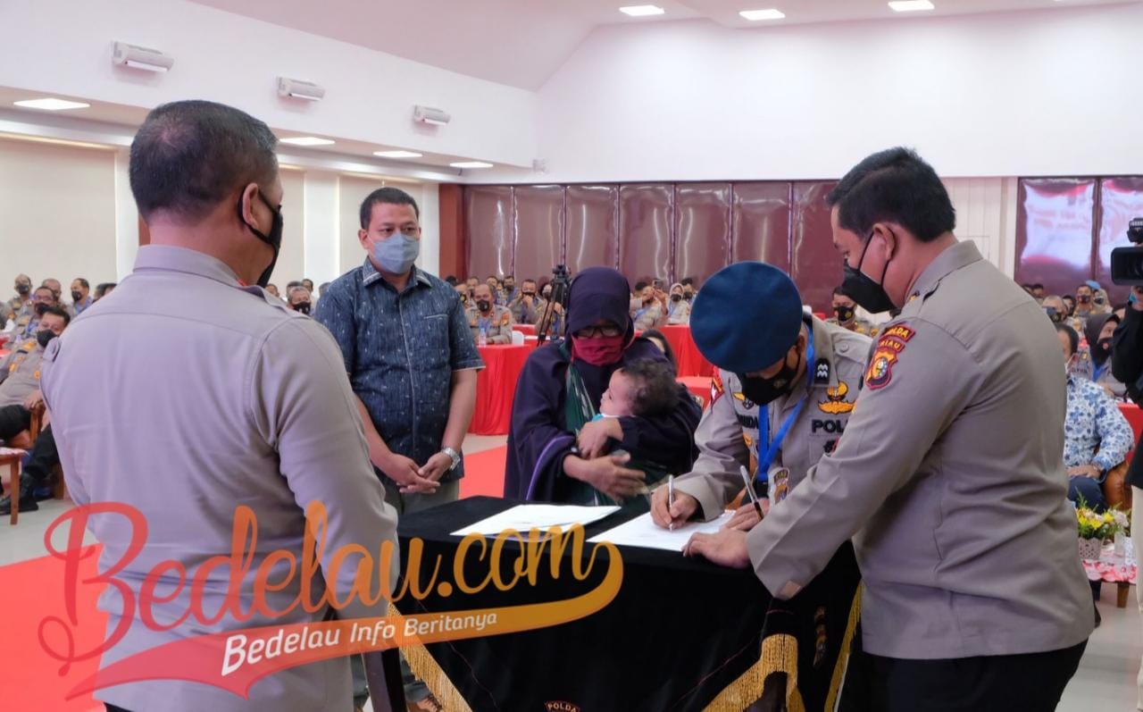 Jelang Masa Pensiun, Personel Brimob Menangis Dapat Rumah dari Kapolda Riau