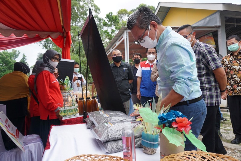 Datang Ke Unilak, Dirut PHR Kunjungi Bank Sampah dan Berikan Bantuan