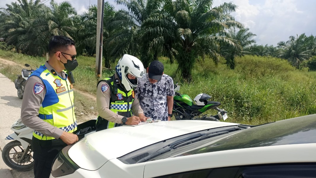 10 Pengendara Terobos Antrean di KM 75 Pelalawan Ditilang Polisi