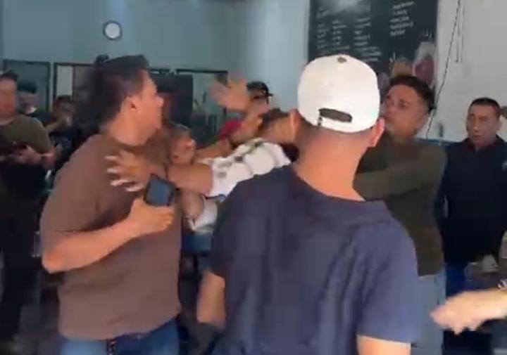 Negosiasi Tarik Mobil Berujung Ricuh, Pria di Pekanbaru Dikeroyok Diduga Debt Collector