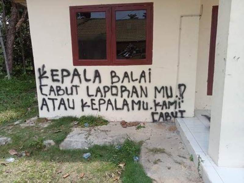 Kantor Dicoret-coret, 'Kepala TNTN Cabut Laporanmu, atau Kepalamu Kami Cabut'