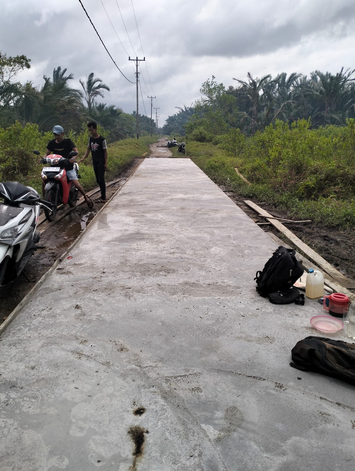 Kolaborasi Semua Pihak, Jalan Tasik Nambus di Desa Tanjung Darul Takzim Akhirnya di Perbaiki PT. ITA