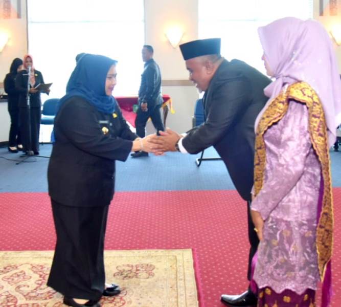 Kasmarni Lantik Abel Iqbal Sebagai Dirut Perumdam Tirta Terubuk