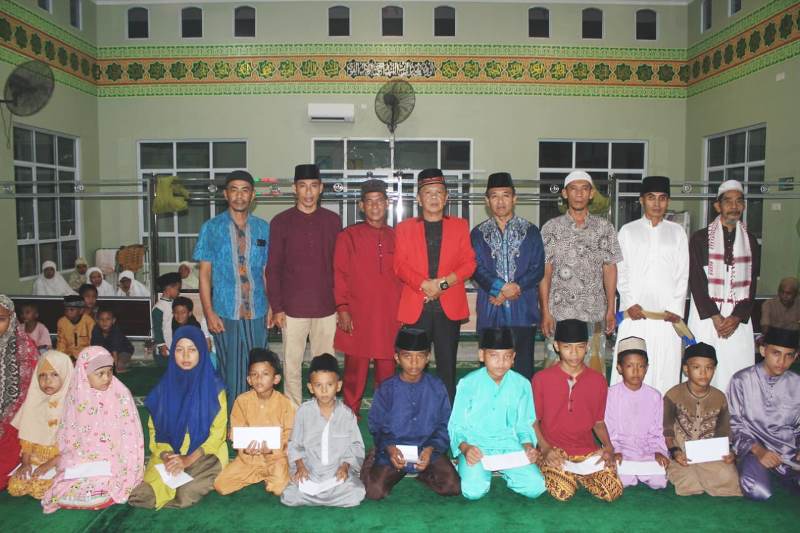 Wabup Kepulauan Meranti Santuni Anak Yatim di Mushalla Barokah Kecamatan Tebing Tinggi