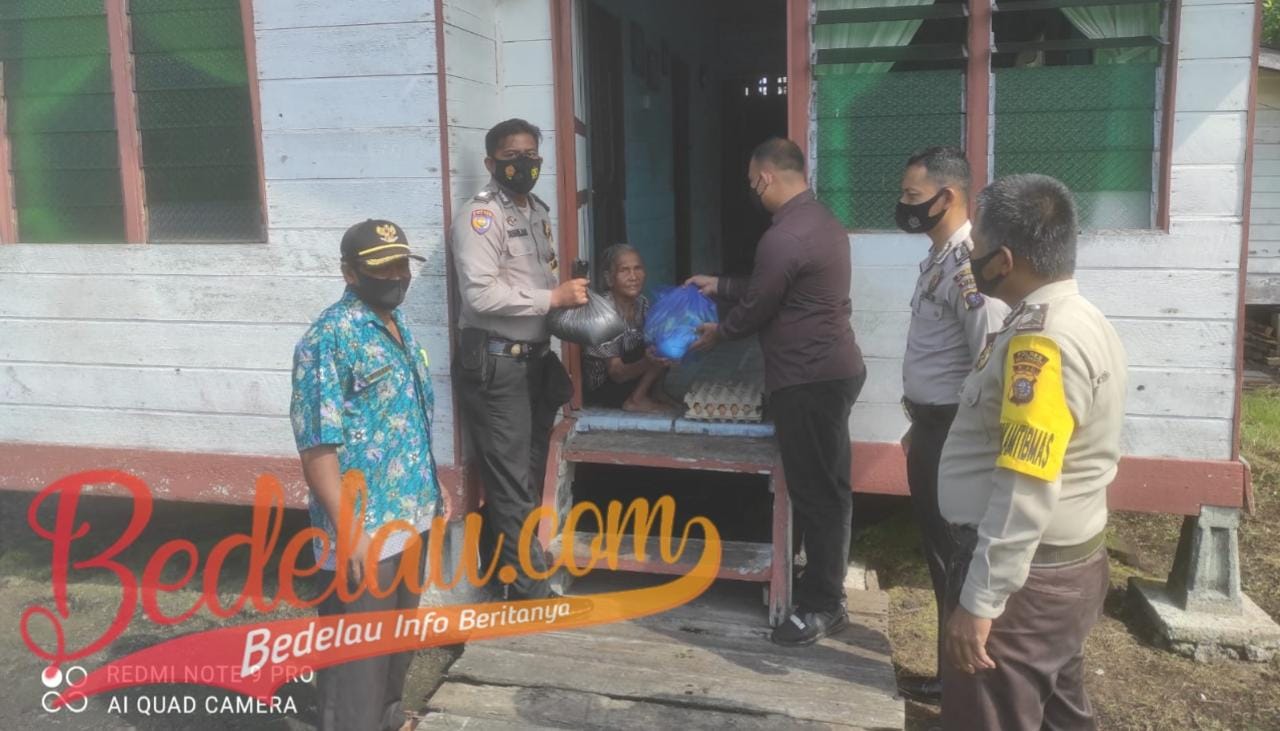 Polisi Bagkan  Sembako Untuk Warga Kurang Mampu di Desa Sialang Pasung
