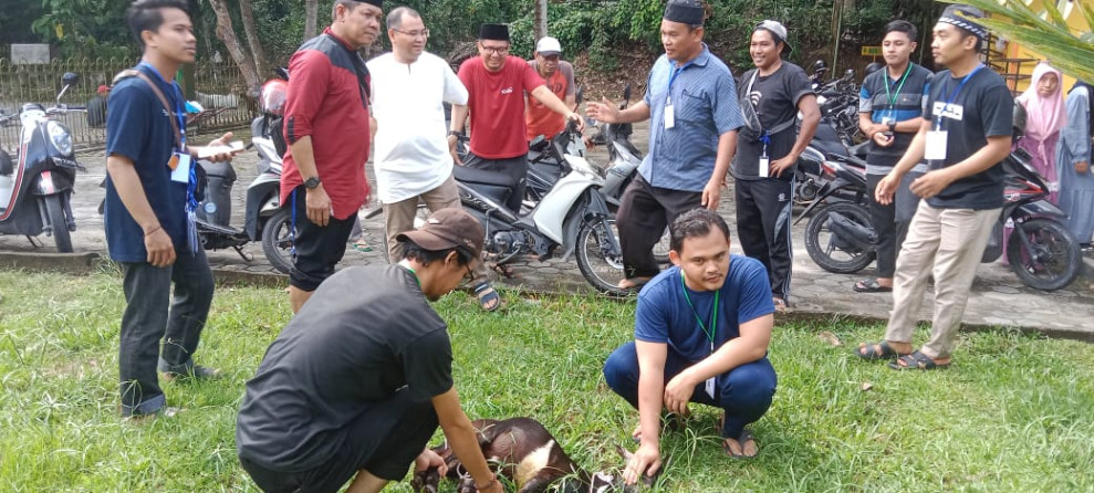 Panitia Mesjid Jamiah AL Fatah Unilak Bagikan  400 Kantong Daging ke Masyarakat