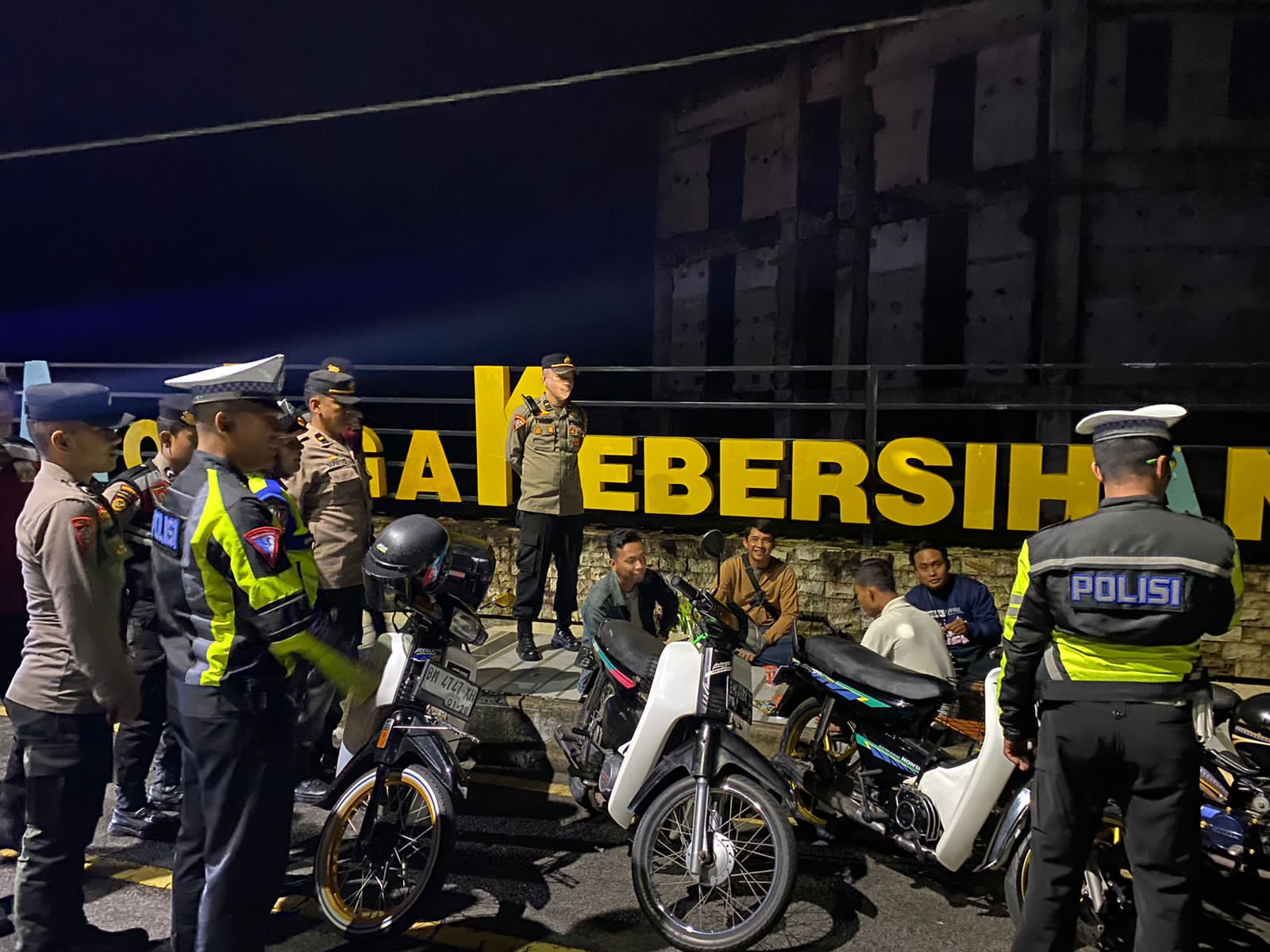 Gelar Patroli Blue Light, Polisi Himbau dan Larang Pemuda Lakukan Balap Liar