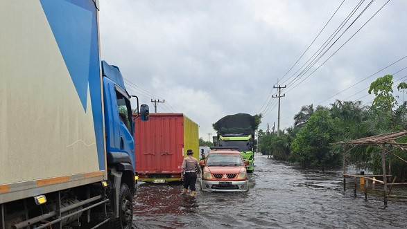 Banjir di Jalintim KM 83 Pelalawan Makin Tinggi, Pengendara Diminta Tetap Ikuti Arahan Petugas