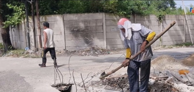 Setelah Dibongkar Kontraktor, Jembatan di Jalan Letkol Hasan Basri Mulai Dibangun Lagi