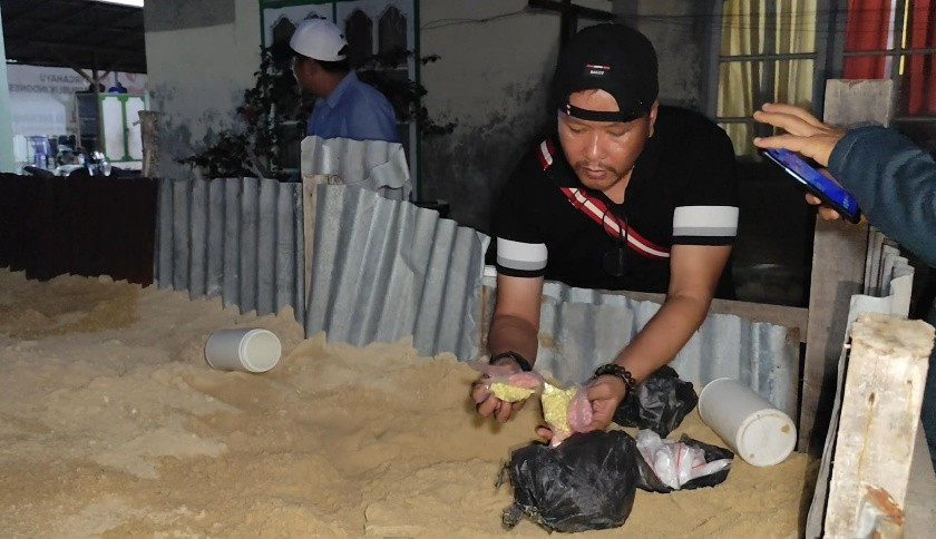 Gerebek Kampung Dalam, Polisi Temukan Sabu dan Ekstasi dalam Tanah Timbun