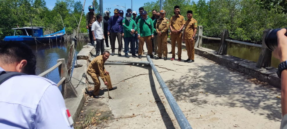 Plt. Bupati Asmar Tinjau Sejumlah Jalan dan Jembatan Rusak di Meranti