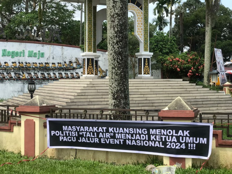 Spanduk Penolakan Politisi 'Tali Air' sebagai Ketum Event Pacu Jalur Nasional 2024 Terpasang di Kuansing