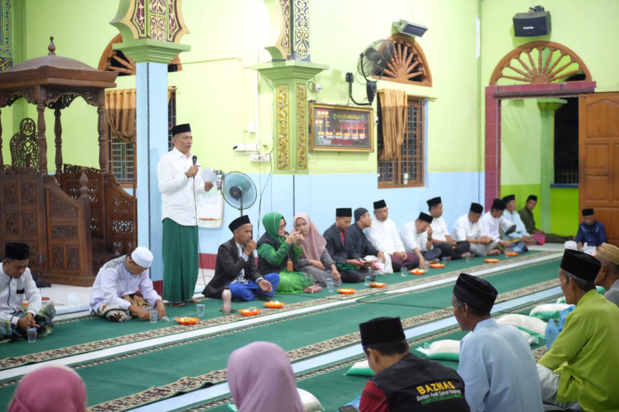 Distribusi Zakat Baznas, Bupati Meranti Ajak Warga Manfaatkan Program Bantuan Pendidikan