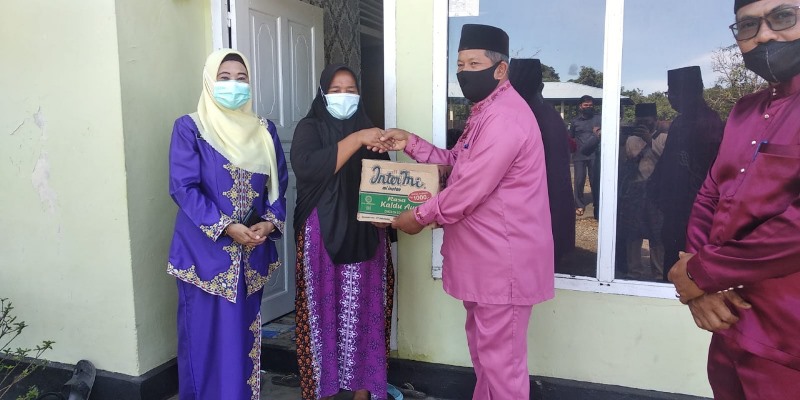 Dinsos Bengkalis Serahkan Bantuan kepada Korban Angin Puting Beliung