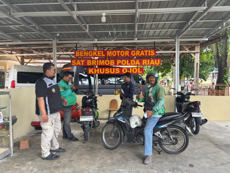 Bengkel Gratis Brimob Diserbu Ojol di Pekanbaru, Servis-Oli Tanpa Biaya