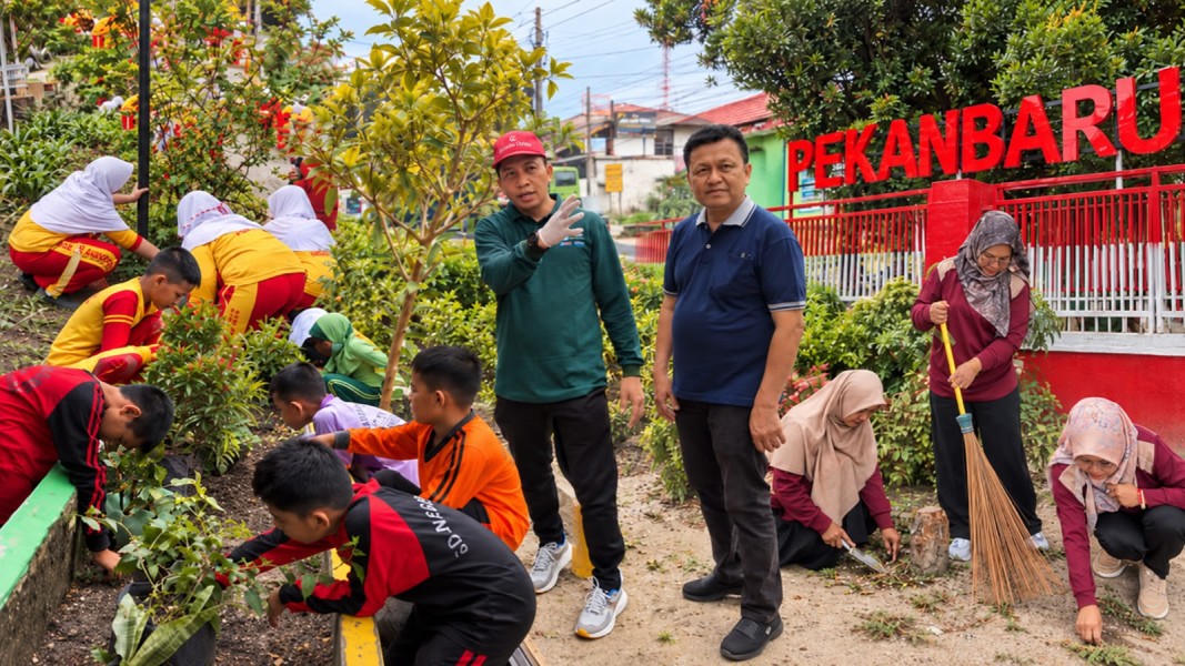 Kawal Instruksi Wali Kota, Kabid SD Pastikan Gotong Royong Massal Bulanan Berjalan Penuh Semangat