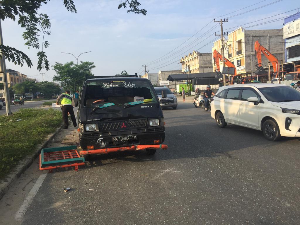 Lawan Arus, Pemotor Tewas Ditabrak Mobil L300