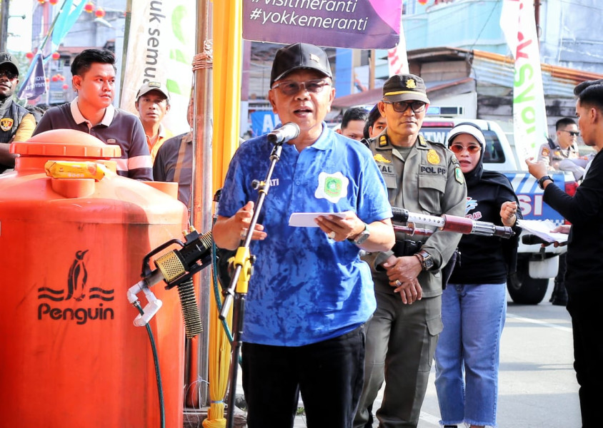 Bupati Asmar Buka Festival Perang Air (Cian Cui) Perayaan Imlek 2576