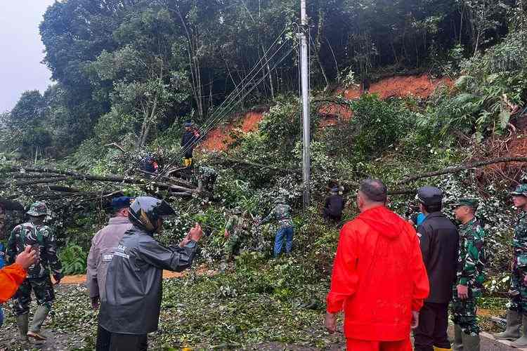 Jalan Lintas Sumbar-Riau Putus Total, Satu Warga Tewas Tertimpa Longsor