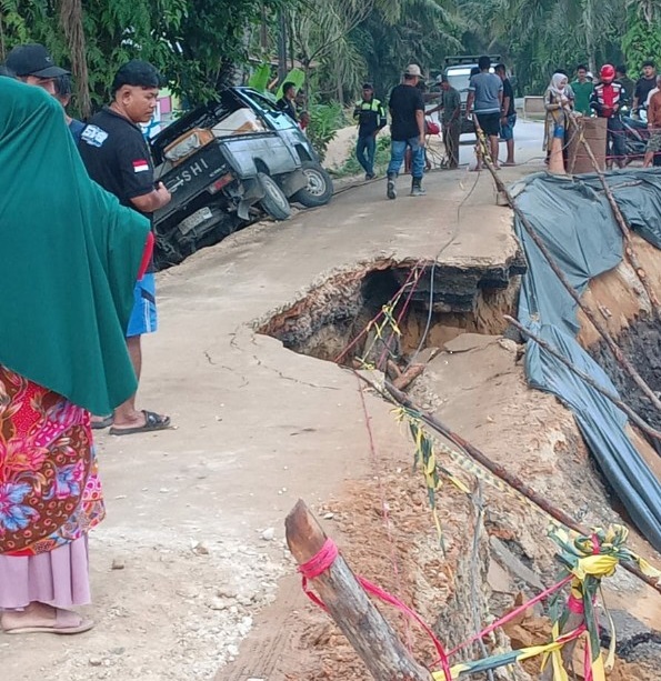 Tanah Longsor di Tepian Sungai Indragiri, Arus Lalu Lintas Dialihkan untuk Keamanan