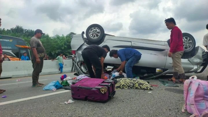 Pecah Ban ,Toyota Avanza Ditumpangi Satu Keluarga Terbalik di Tol Permai