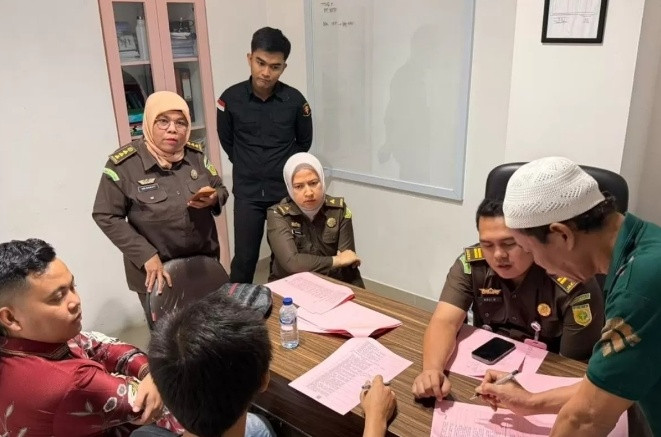 Diserahkan ke Jaksa, Dua Tersangka Dugaan Korupsi KUR Rp18,9 Miliar Ditahan