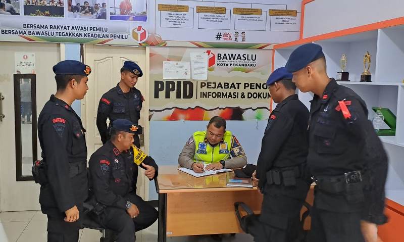 Operasi Mantap Brata, Subsatgas Jibom Brimob Patroli di Kantor Bawaslu Pekanbaru
