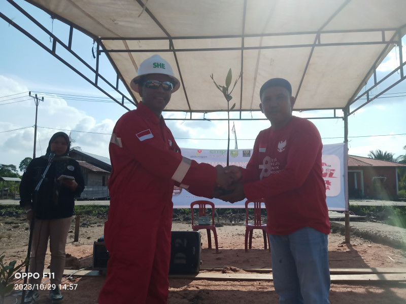 Dukung Kelestarian Lingkungan, EMP-PT. ITA Bersama Konservasi Mangrove Sei Haji Tanam Ratusan Mangrove di Mayang Sari