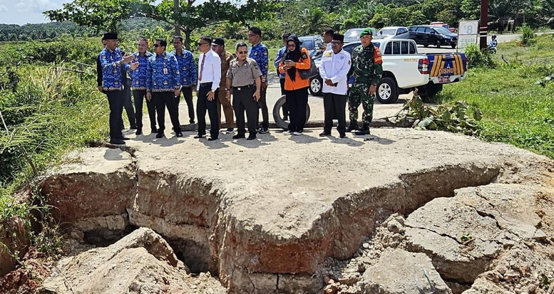 Pjs Bupati Kuansing Bersama Camat STR dan PUPR Tinjau Jembatan Ambruk