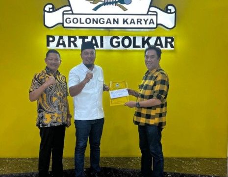 Gandeng Mantan Sekda, Ade Agus Hartanto Tantang Petahana di Pilkada Inhu