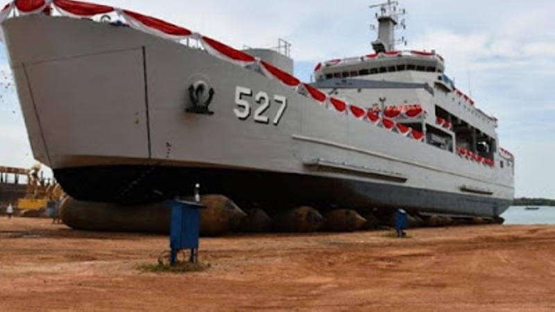 2 Kapal Perang Baru Jenis Angkut Tank Diluncurkan: KRI Teluk Weda-Wondama