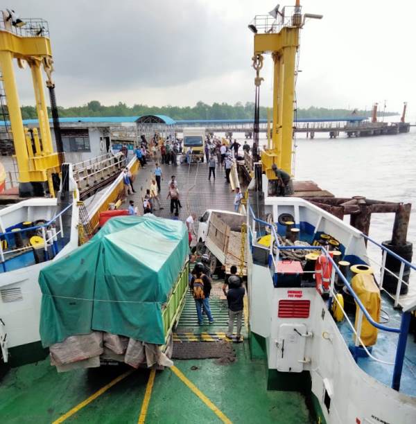 Mobil Angkutan Barang NyarisTerjun ke Laut