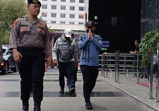 Tiba di Gedung  KPK, PJ Wali Kota Pekanbaru dan Sekda Langsung Jalani Pemeriksaan