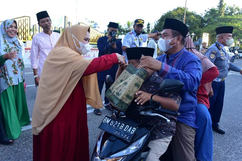 Bupati dan Dekranasda Turun ke Jalan Bagi-bagi Makanan Berbuka kepada Masyarakat