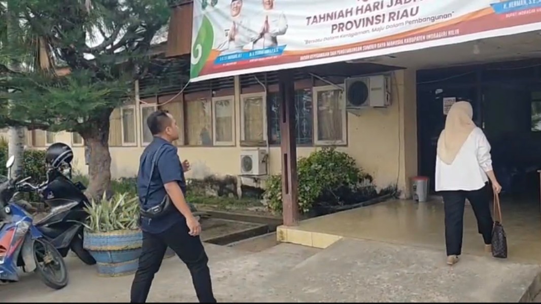 Diduga Lecehkan Bawahannya, Oknum Sekcam di Inhil Diminta Dinonaktifkan