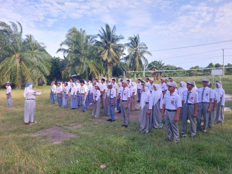 Setelah Libur Semester dan Awal Tahun 2026 Siswa-siswi SMKN 1 Bandar Laksamana Gelar Upacara Bendera